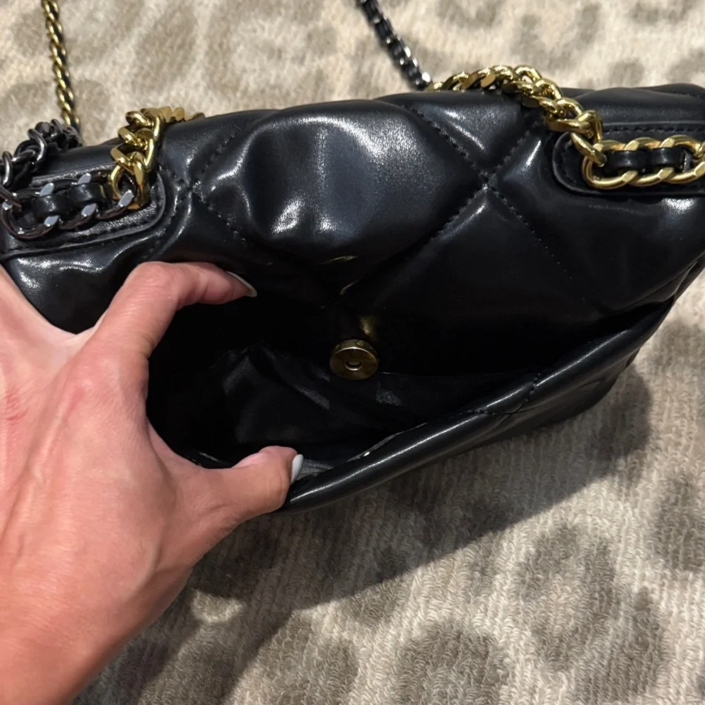 Black Quilted Shoulder Bag with Gold Chain *this is NOT a famous designer* - Picture 5 of 9